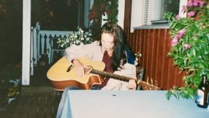 Sofie Stara tror att en diskussion om djurrätt är på kommande. Här som yngre plinkande på gitarr. Sofie Stara som tonåring spelar gitarr på terrassen.