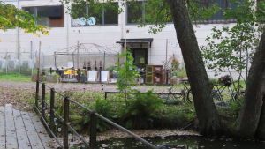 Destilleriet finns i den gamla knivfabriken, vägg i vägg med vineriet och bryggeriet. En tom uteservering vid en fabrikshall. Höst.