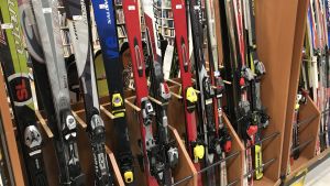 Mycket av det som lämnas in kan säljas igen – vad sägs om ett par slalomskidor? Slalomskidor till salu i återvinningscentralen.