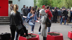 Då Kirill Serebrennikov greps samlades människor till en spontan demonstration utanför hans teater, Gogol center i Mosva Unga människor samlade utanför ett teaterhus i Mosva i protest mot att teaterchefen har gripits av polisen