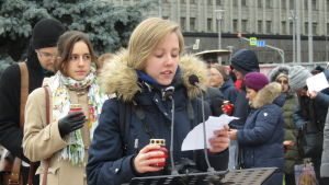 Till de yngre deltagarna i minneshögtiden hörde Ira Radei (vid mikrofonen) och Sonja Gendina (bakom Ira). Minneshögtid för kommunistterrorns offer i Moskva.