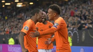 Nederländerna spelar i Amsterdam. Georginio Wijnaldum och Donyell Malen firar ett mål.