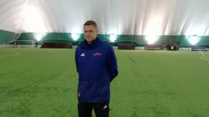 Kloo anser att det krävs mera forskning innan men helt och hållet kan förbjuda nickar för barn och unga. Christoffer Kloo, Sportchef vid Wasa Fotbollsakademi.