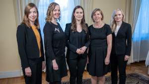 Trots att kvinnor är flitigare på att rösta än män är det fler män som kan nämna alla regeringspartier. Pääministeri Sanna Marinin hallituksen johtoviisikko ryhmäkuvassa, (vas) Li Andersson, Katri Kulmuni, Sanna Marin, Anna-Maja Henriksson ja Maria Ohisalo, Valtioneuvoston linna, 19.12.2019.