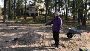 Ansi Linblad har städat stränderna de senaste dagarna. Ansi Lindblad vid sin strand