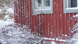 Huset var familjens tidigare sommarnöje. En del av ett rödmålat trähus. Husknuten. Vinter och snö