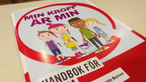 Animationsserien Min kropp är min har i Finland fått åldersgränser på sju och tolv år, medan den i Norge används i undervisningen så tidigt som på daghem. Bilden visar handboken Min kropp är min, som har getts ut av Rädda Barnen. Min kropp är min-guiden i pappersformat.
