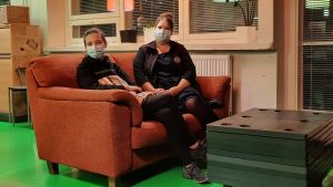 Charlotta Österberg och Petra Backman har märkt att unga Borgåbor tycks ha det tyngre än vanligt. Två kvinnor med munskydd sitter i en soffa.