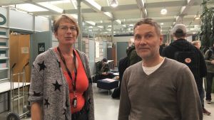 Annika Glader och Leif Östman. Annika Glader är projektledare på Yrkeshögskolan Novia i Vasa. Bredvid henne står Leif Östman, överlärare i byggnadsteknik.