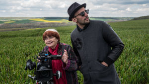 Agnès Varda ja JR kuvauksissa pellolla. Kuva elokuvasta Kasvot, kylät.