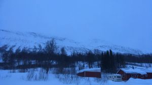 Blåbärsfjället på lördag förmiddag. Ljusare än så här är det bara ett par timmar per dag i Tamokdalen. Blåbärsfjället i Tamokdalen i Norge