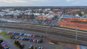 Karis nya resecenter ska svara på behovet av parkeringsplatser även för det nya kulturhuset. Karis stationsområde sett uppifrån med hjälp av en drönare.