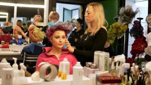 Det är finska som gäller på och utanför scenen för Sarah Nedergård på Helsingfors stadsteater. Musikalartisten sarah nedergård backstage
