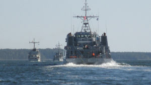 Militärövningen Northern Coasts som ordnades år 2017 samlade både Nato-länder och Natos samarbetspartners. Fartyg av olika slag kan också ses till havs, som här på Erstan på torsdagen.