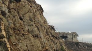 Haj dit upp ända? klippa och ett gammalt till hälften raserat fort i södra Spanien