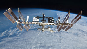 På lördag morgon kan den internationella rymdstationen synas i Österbotten. Den internationella rymdstationen ISS fotograferad i september 2009.