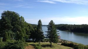 Herrgården är hela 47 meter lång och ligger på ett fantastiskt ställe högt över Söderlångviken. söderlångviks gård