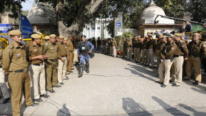 Polisen slog en ring runt domstolsbyggnaden under rättsförhandlingen i New Delhi Polisen slog en ring runt domstolsbyggnaden under rättsförhandlingen i New Delhi