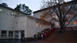 Eleverna måste ofta gå ut eftersom luften inomhus är dålig. Skolgården vid Katarinaskolan i Karis, Raseborg.