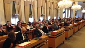 Jubileusmötet till ära hade fullmäktigeledamöterna klätt upp sig. Åbo stadsfullmäktige sammanträder i stadshusets fullmäktigesal.
