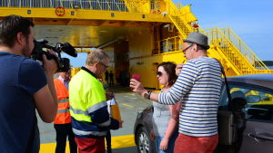 Finferries vd Mats Rosin överrräckte en gåva till Sofia Svahnström, som var förare i den första bilen som körde ombord på Elektra. Finferries Mats Rosin överräcker en gåva till Elektras första passagerare.