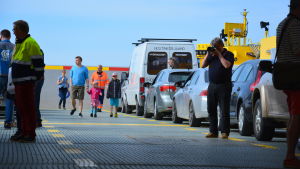 De flesta som körde ombord steg ur bilen för att ta sig en titt. Ombord på Elektra, första turen 16.6.2017.
