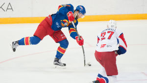 Jokerits Nicklas Jensen skjuter ett handledsskott. Jokerits Nicklas Jensen skjuter ett handledsskott.