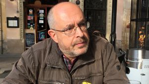 Journalisten Jaume Martinez Hernandez. Journalisten Jaume Martinez Hernandez sitter på en uteservering med händerna knäppta.