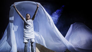 Mitt i stormens öga. På bilden Jessica Grabowsky. Foto från Sommarboken på Lilla Teatern.