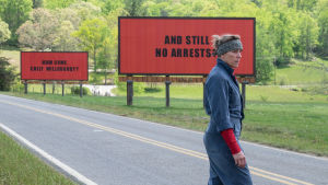 Frances McDormand har enbart blivit hyllad för sin roll som Mildred Hayes. skådespelare Frances McDormand framför en tre raklamskyltar