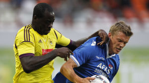 Anzhis Christopher Samba, till vänster, under en match mot AZ Alkmaar 2012. Anzhis Christopher Samba, till vänster, under en match mot AZ Alkmaar 2012.