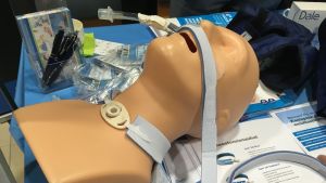 Förebyggande metoder kan handla om bättre madrasser, bättre kuddar eller skydd för häl och armbågar och annat där benen är nära på huden. På bilden är en innovation som ska hindra trycksår runt munnen. en docka som har en form av tejp över munnen för att hålla fast en slang så att det inte ska uppstå trycksår.