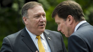 USA:s utrikesminister Mike Pompeo och USA:s Japan-ambassadör William Hagerty under presskonferensen i rosenträdgården. USA:s utrikesminister Mike Pompeo och USA:s Japan-ambassadör William Hagerty under presskonferensen i rosenträdgården.