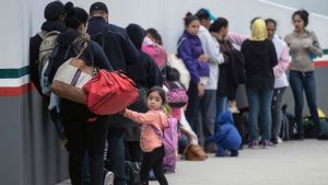 Migrantfamiljer köade vid en gränsövergång mot USA i Tijuana, Mexiko den 21 juni. Migrantfamiljer köade vid en gränsövergång mot USA i Tijuana, Mexiko den 21 juni.