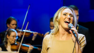Sanna Nielsen är den senaste kvinna som vunnit Melodifestivalen. Året var 2014. Sanna Nielsen sjunger med violonister i bakgrunden.