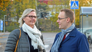 Laila Andersson och Oscar Taimitarha. Laila Andersson och Oscar taimitarha poserar med höstlöv i bakgrunden..