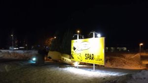 En reklamskylt som fallit i stormen utanför Maxinge köpcentrum på Åland. En stor reklamgubbe har fallit utanför ett av köpcentren på Åland.