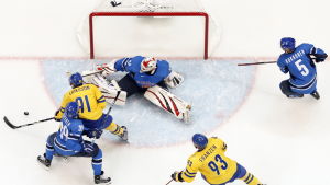 Sekunden före Loui Eriksson satte 1–0 mot Miikka Kiprusoff och Finland. Loui Eriksson gör mål mot Finland.