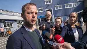 Morten Østergaard kräver att Mette Frederiksen lyssnar på de mindre partierna i röda blocket. Morten Oestergaard