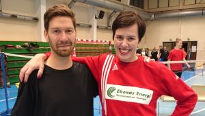 Maarit Feldt-Ranta på handbollsplanen tillsammans med Svenska Yles Jonas Sundström. Maarit Feldt-Ranta på handbollsplanen tillsammans med Svenska Yles Jonas Sundström.