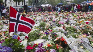 Kuvassa kukkameri Norjassa 2011 Utoyan iskun uhrien muistoksi