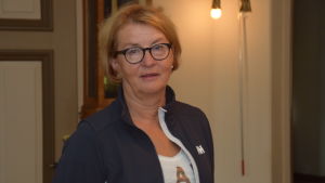 Tidigare turistchef Viveca Blomberg hoppas att det gamla stadshuset i Ekenäs får leva vidare under värdiga former. En kvinna i ett gammalt stadshus. Ekenäs.