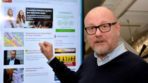 Pär Landor Pär Landor står framför en skärm. Han tittar in i kameran med ena handen riktad mot skärmen.