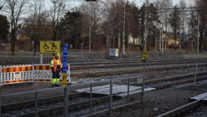 Det finns säkerhetspersonal vid övergångsstället som hjälper och svarar på frågor. karis järnvägsstation