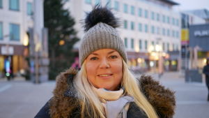 För att turister ska få en ultimat upplevelse i Lappland så kan de behöva några goda råd på vägen. "Det gynnar dem och det gynnar naturen om turisterna vet var de kan röra sig", anser Jaana Sirkiä. Kvinna med vinterkläder på Rovaniemi torg