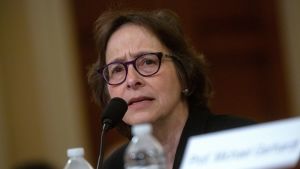 Juridikprofessor Pamela Karlan ansåg att Trump utövat påtryckningar på Ukrainas president i syfte att nå personliga fördelar. Juridikprofessor Pamela Karlan i kongressförhör den 4 december 2019.