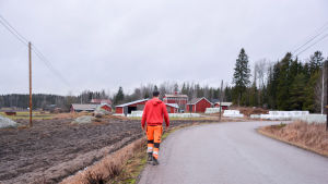 Kristoffer Nilssons gård ligger i Drombom i Liljendal i Lovisa. Man går längs väg mot bondgård