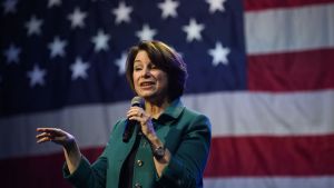 Skrällkandidat? Minnesotasenatorn Amy Klobuchar liksom senatorkollegerna Sanders och Warren har tillbringat mycket tid i Washington de senaste veckorna för att närvara i rättegången mot Trump. Men samtidigt har hennes gallupsiffror ökat en aning i Iowa inför valet och ligger några dagar före valdagen på ungefär tio procent. Minnesotasenatorn Amy Klobuchar talar i Minneapolis i januari 2020.