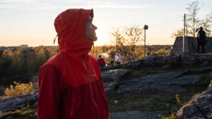 Jerri Isokääntä på bergen utanför Borgbacken i Helsingfors. Jerri Linnanmäen kalliolla 9.5., Helsinki.