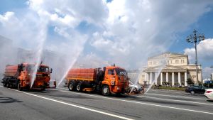 Stadens rengöringsfordon framför Bolsjojteatern i Moskva. Bildar decifierar gator i Moskva.